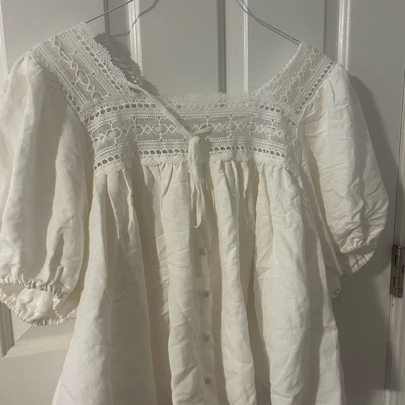 Elegant White Lace Blouse - Picture 1 of 3